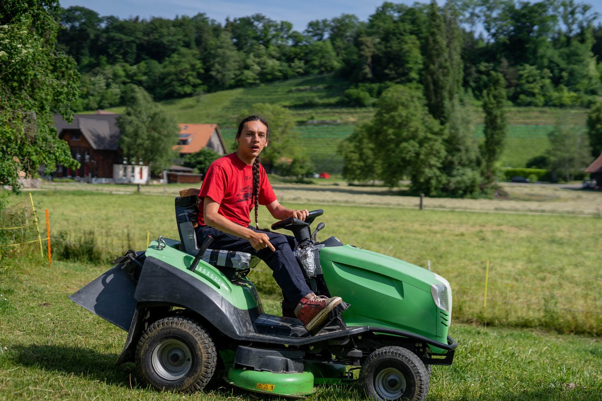 Djamil mit Elektrorollstuhl