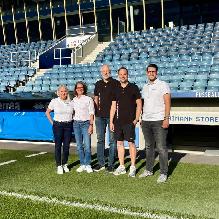 Teambild ORTHO-TEAM Mitarbeiter, Bauerfeind Mitarbeiter und FCL Team