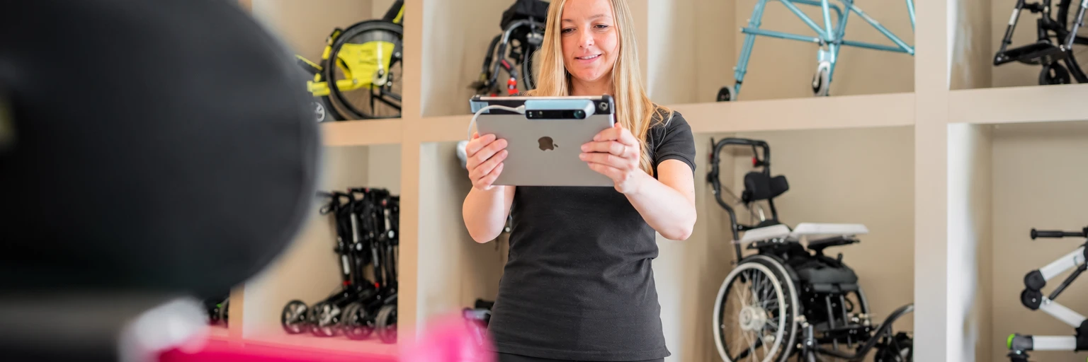 Therapiezentrum mit Tablet und Reha-Ausrüstung